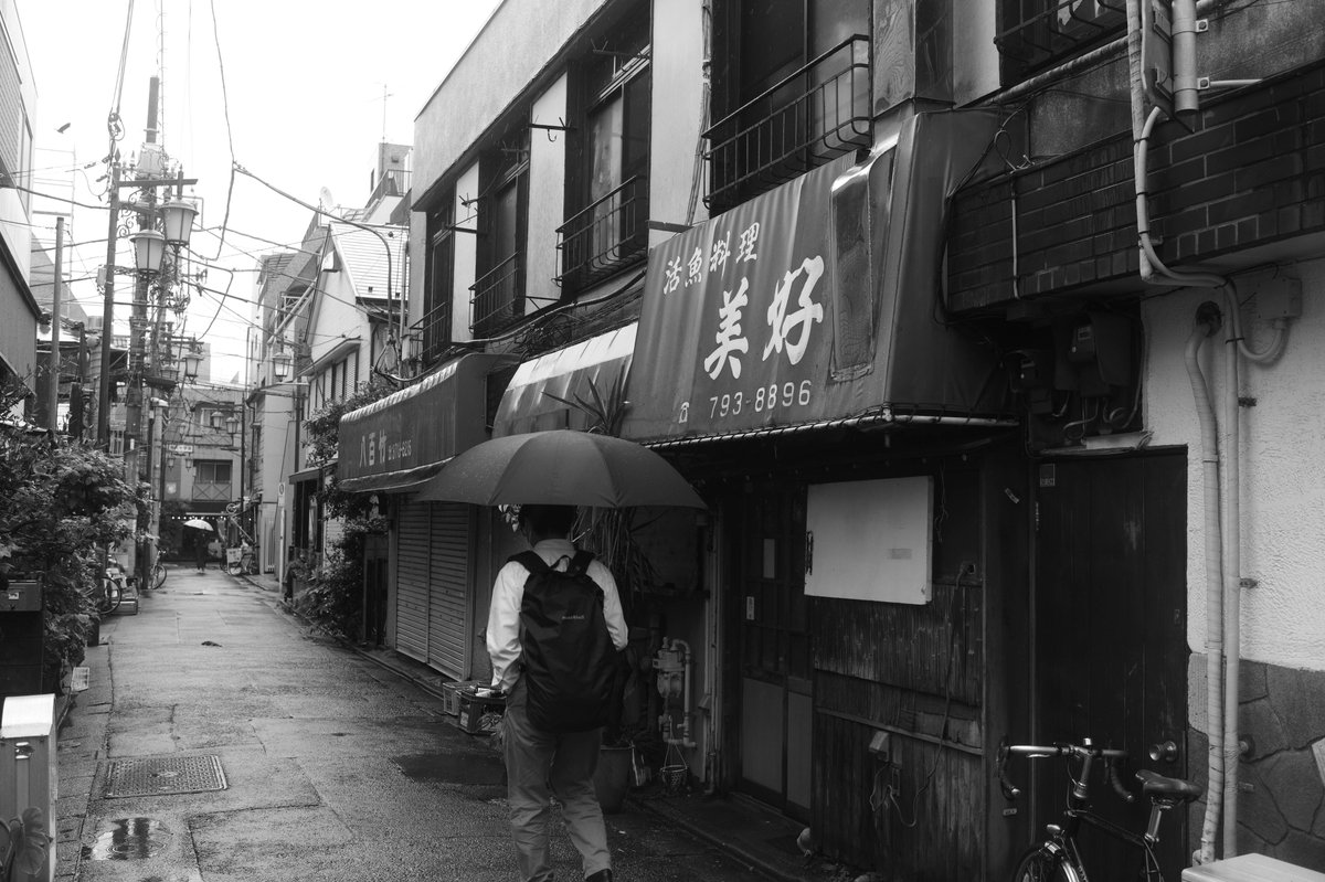 【街角スナップ】
学芸大学

#leicaMM #leicamm #leicammonochrom
#monochrome #blackandwhite #streetsnap