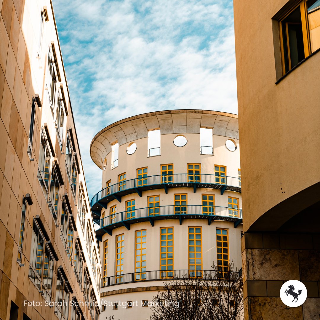 #Lieblingsviertel: Vom Turm der #Musikhochschule kann man #Stuttgart aus einer ganz besonderen Perspektive betrachten. 50 Meter ragt er in die Höhe. Die Dachterrasse ist kreisrund, mit Bullaugen und verglasten Durchbrüchen versehen. ➡️ lieblingsviertel-stuttgart.de