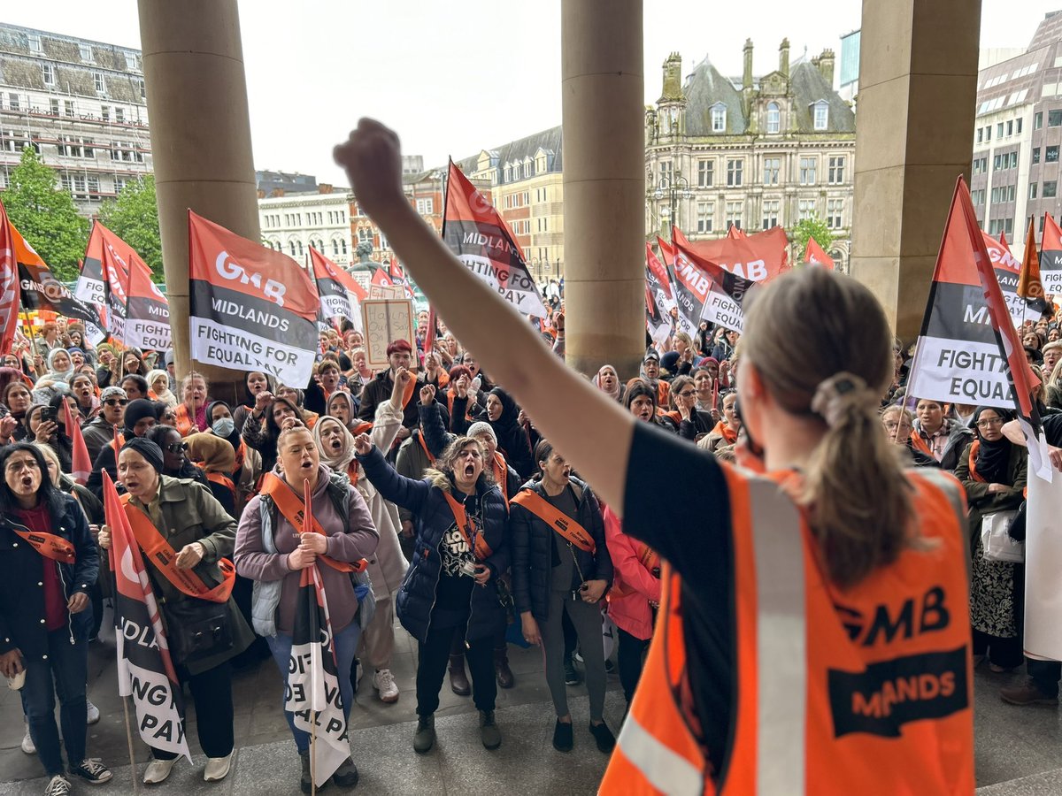 Today hundreds of women workers took to the picket line and Birmingham City Centre. They’re demanding an end to the crisis at @BhamCityCouncil. They’re demanding equal pay.