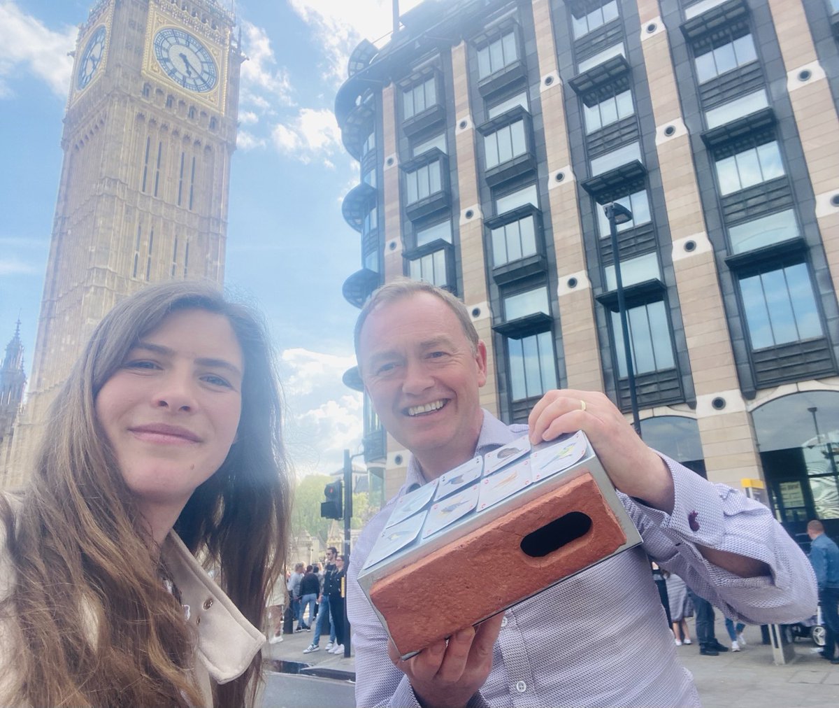 Lib Dem spokesperson for Defra ⁦@timfarron⁩ MP kindly met me to chat swift bricks&why swifts NEED them to be mandated. The Big Q is: will the ⁦@LibDems⁩ add this unique&urgently vital #biodiversity measure to their manifesto & show nature leadership with this step ?🤞