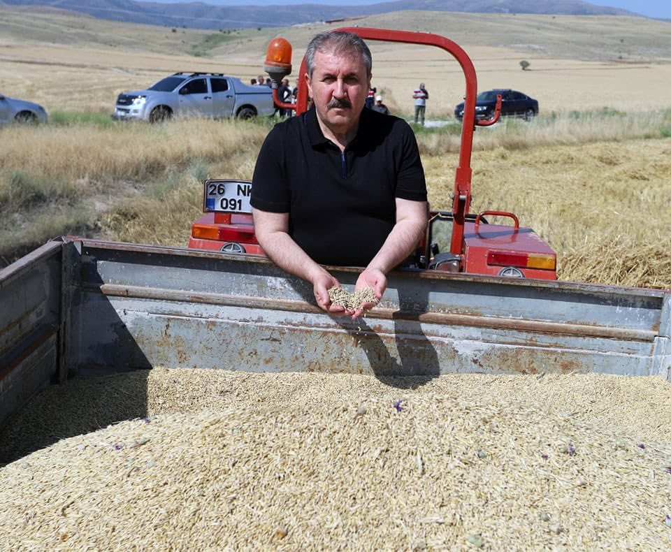 İnsanlığın varlığını sürdürebilmesi için ilk sırada ihtiyaç duyduğu gıdaya ulaşmamızı sağlayan çiftçilerimizin 'Dünya Çiftçiler Günü'nü kutluyorum. Tüm meselelerinin çözümünde ve taleplerinin karşılanmasında hep yanlarında olduk ve olmaya devam edeceğiz.