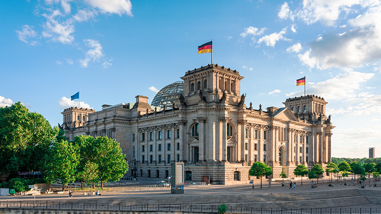 #Allemagne Le programme de stabilité a été approuvé par le Conseil des ministres fédéral le 24/04, il présente une position budgétaire modérément restrictive. Il repose sur des prévisions de #croissance du #PIB de 0,2% en 2023 & de 1% en 2025… urlz.fr/qFhz