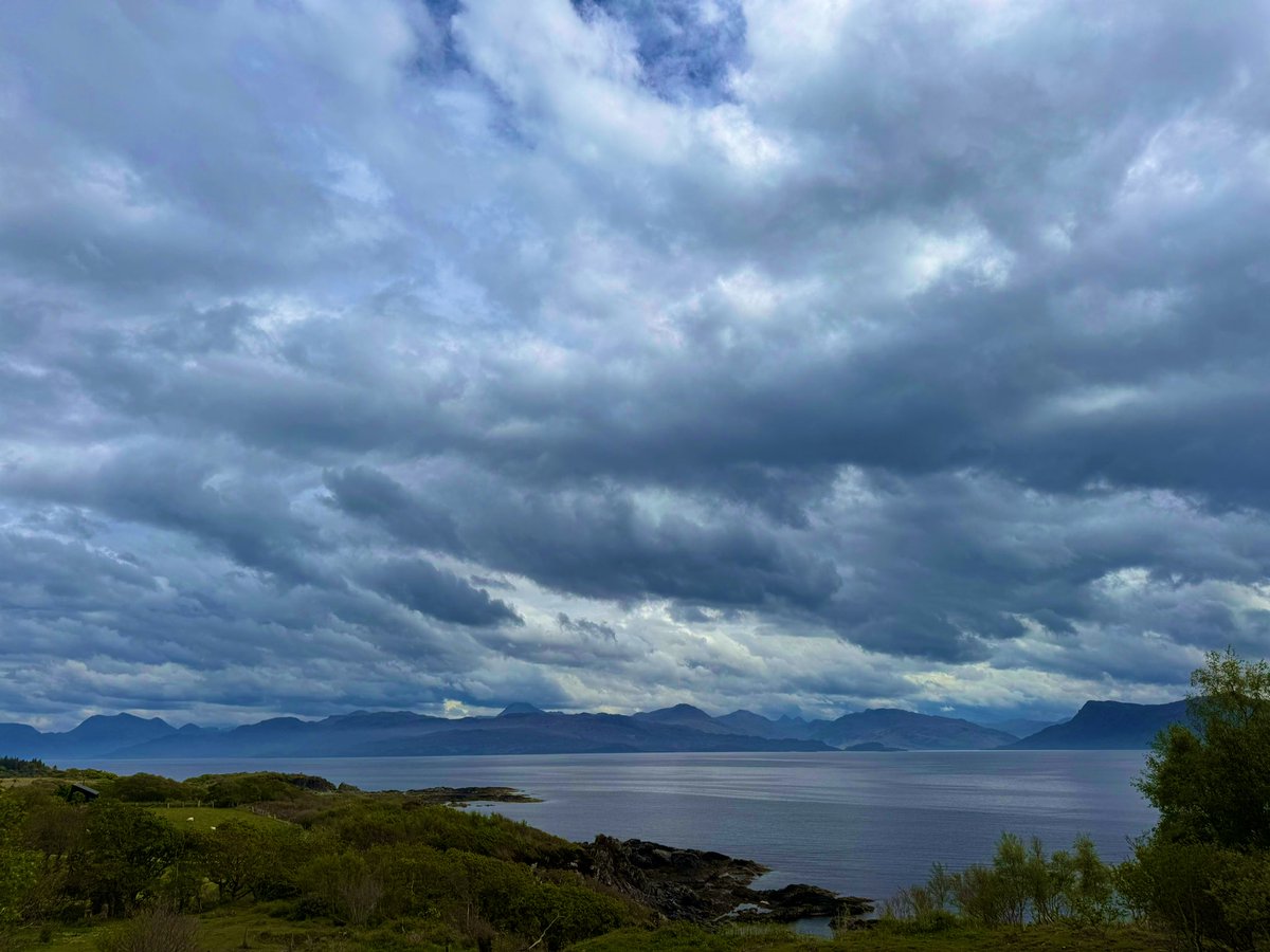 Calm and mild - Ardvasar, Isle of Skye #Scotland 🏴󠁧󠁢󠁳󠁣󠁴󠁿 @angie_weather @ThePhotoHour @StormHour @VisitScotland