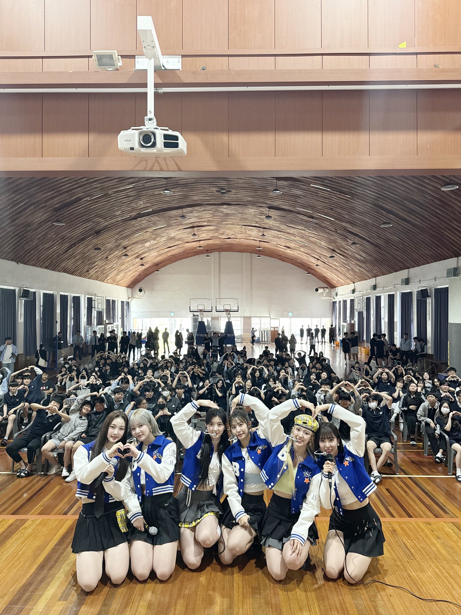 GNiiSd6awAAhJj1?format=jpg&name=large