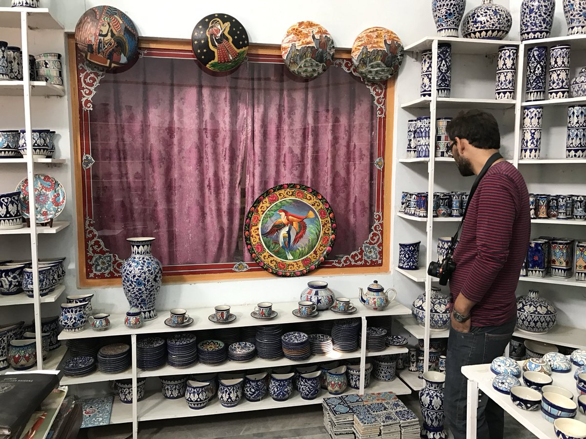 パキスタン　ムルターン焼き。たくさん生産される青が美しい陶器。もろいので飾りにしてる