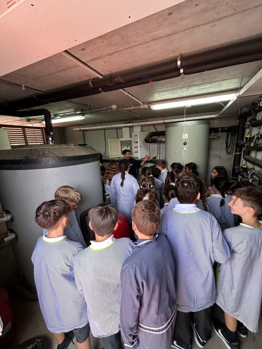 manyanetblanes's tweet image. Els i les alumnes de #5èEP vam rebre una xerrada d’en Pere. Ens va explicar totes les accions que portem a terme a favor del medi ambient i les instal·lacions que ens permeten fer d’aquesta escola un espai més sostenible. #josocmanyanet #juntsiambesperança #blanes