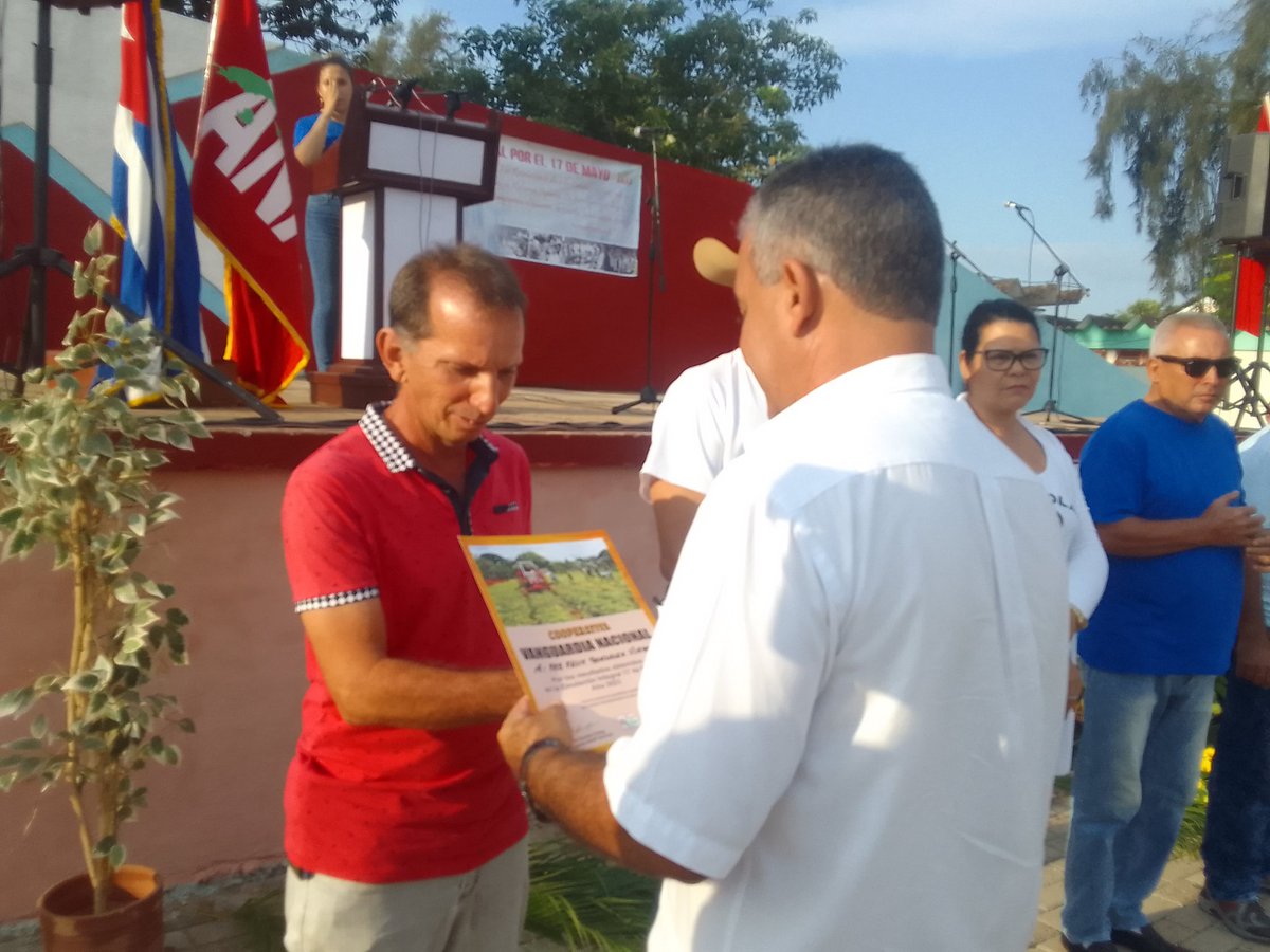 DiarioMayabeque's tweet photo. Se celebra en #Quivican acto provincial por el Día del Campesino Cubano. Presidido por la miembro del #CCPCC y ﹰPrimera ﹰSecretaria en #Mayabequ, @BYuniaky y el gobernador, @lamas_aguiar, se reconoce a los labriegos que aportan a la producción de alimentos. #DiarioMayabeque https://t.co/NRMj4NsRph
