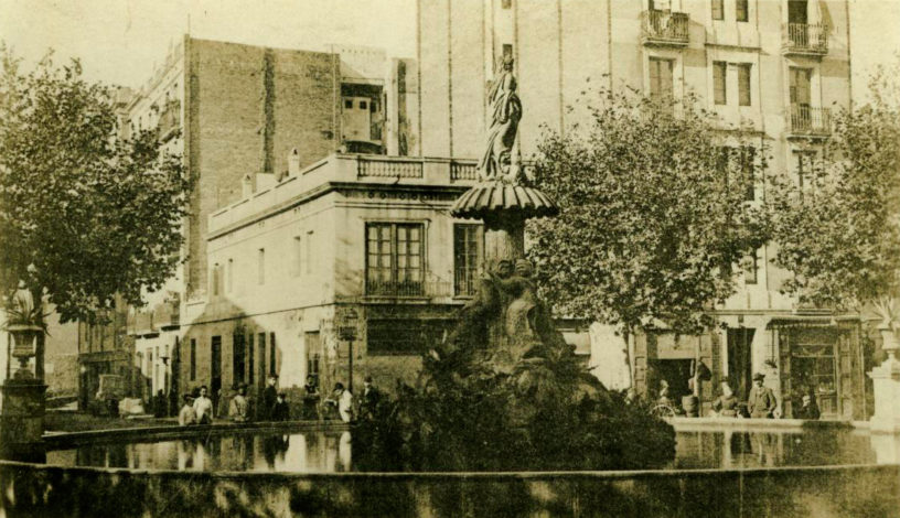 La plaça del Sortidor del #Poblesec deu el seu nom a l'antiga Font de Ceres.

Es va inaugurar #TalDiaComAvui fa 150 anys i va ser retirada el 1918.  

Sabeu on és actualment? Aquí us explico tota la història 👇
historiesdebcn.com/on-es-el-sorti…