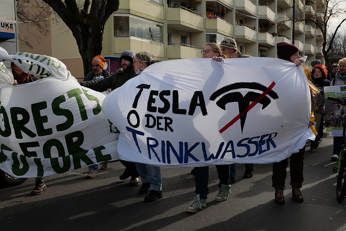 Violente proteste fuori dalla Gigafactory Tesla in Germania bit.ly/4bF9uJp #AUTO_ELETTRICHE #NEWS #TESLA