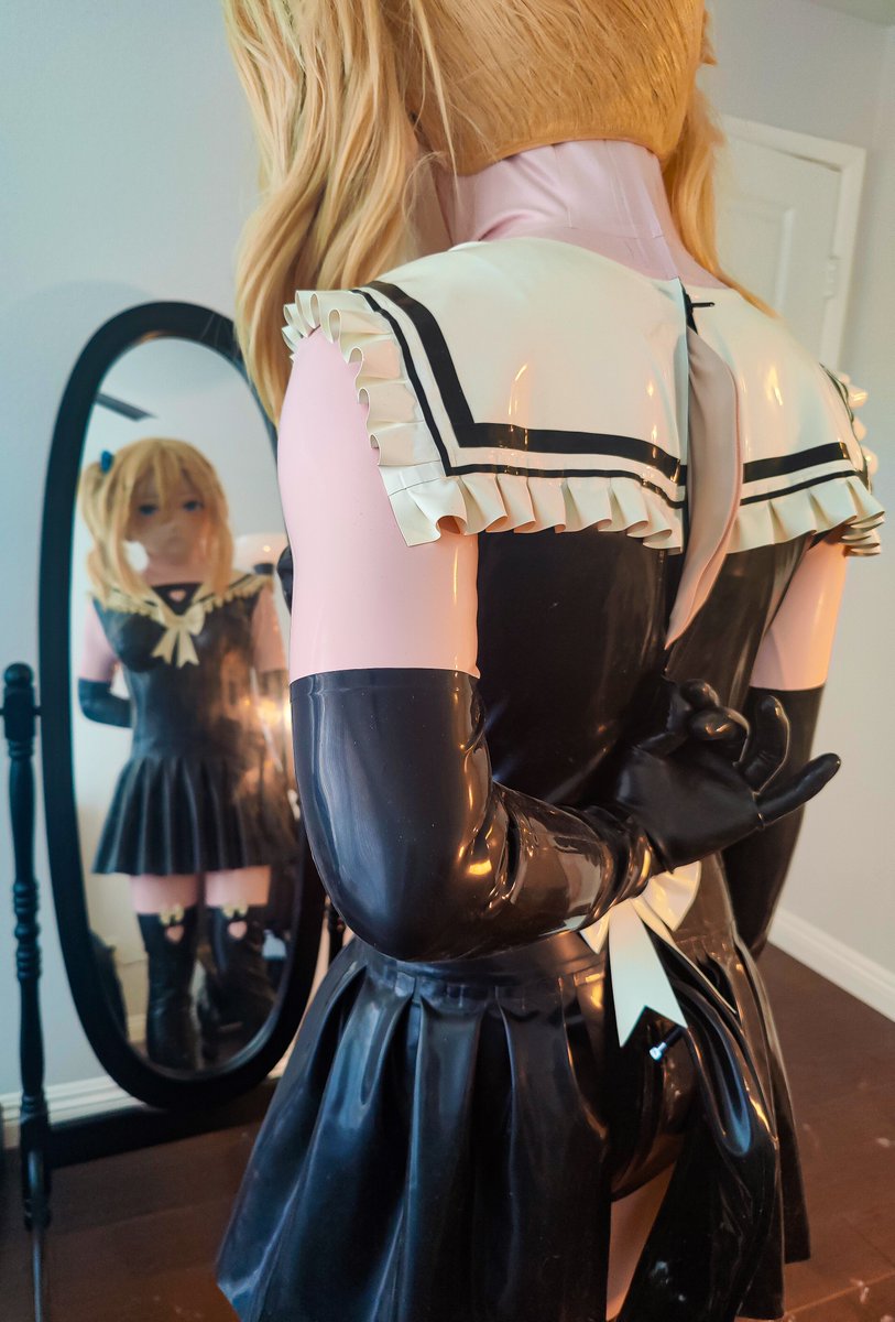 shizut0y0's tweet image. [2] 穿好工作服，只要后面拉上拉链就会终身变成乳胶娃娃。在皮套上融合的乳胶将填充物的身体滚滚发热。在不通风的密室工作环境中里一直穿着多层全包，她一生将活在高温中，身体永远得不到舒适。娃娃看着镜子前的自己，叹了一口气来容纳一切的闷热，回想起治疗时所受的折磨感来给以后的命运做好心理准备