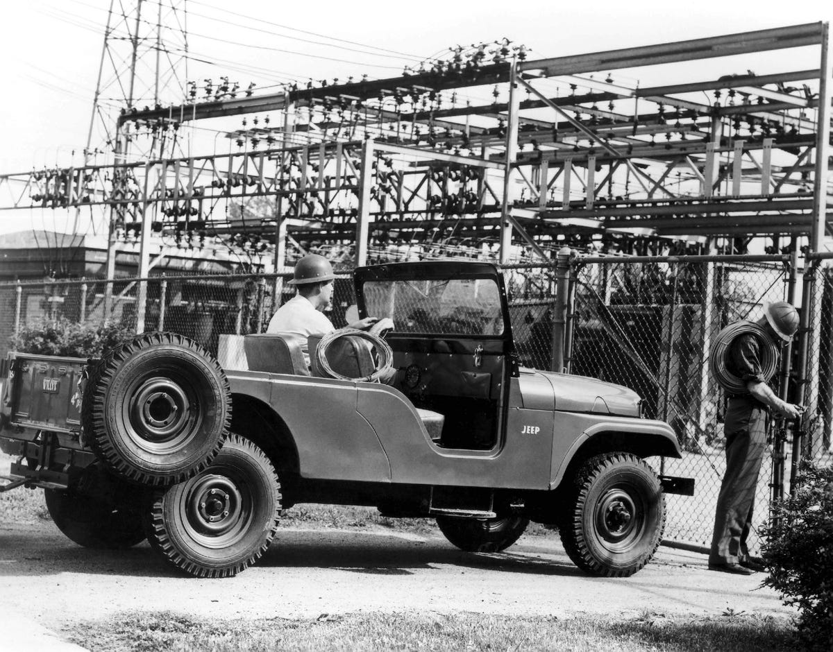 Time to work! Have an awesome Tuesday! 
.................... 
Happy Tuesday! #tuesday #vintage #tuesdayvibes #legends #history 
.................... 
📸 Unknown #jeep #jeeplife #legendary1941