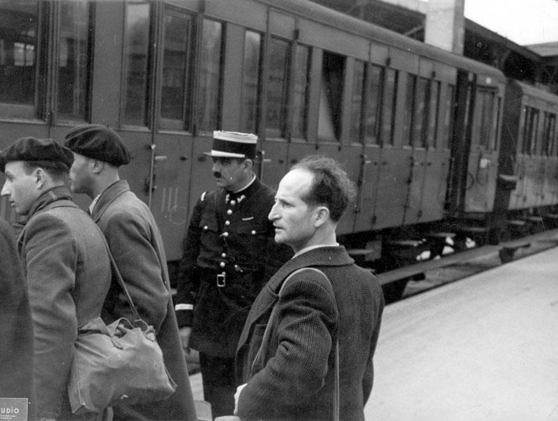 #OTD 14 May 1941 the first major roundup of Parisian Jews of foreign nationality took place 

Jewish men between the ages of 18 and 40 were summoned using a green postcard, for which this wave of arrests became known as the “billet vert” 

Learn more: ow.ly/Ywce50J4TMI