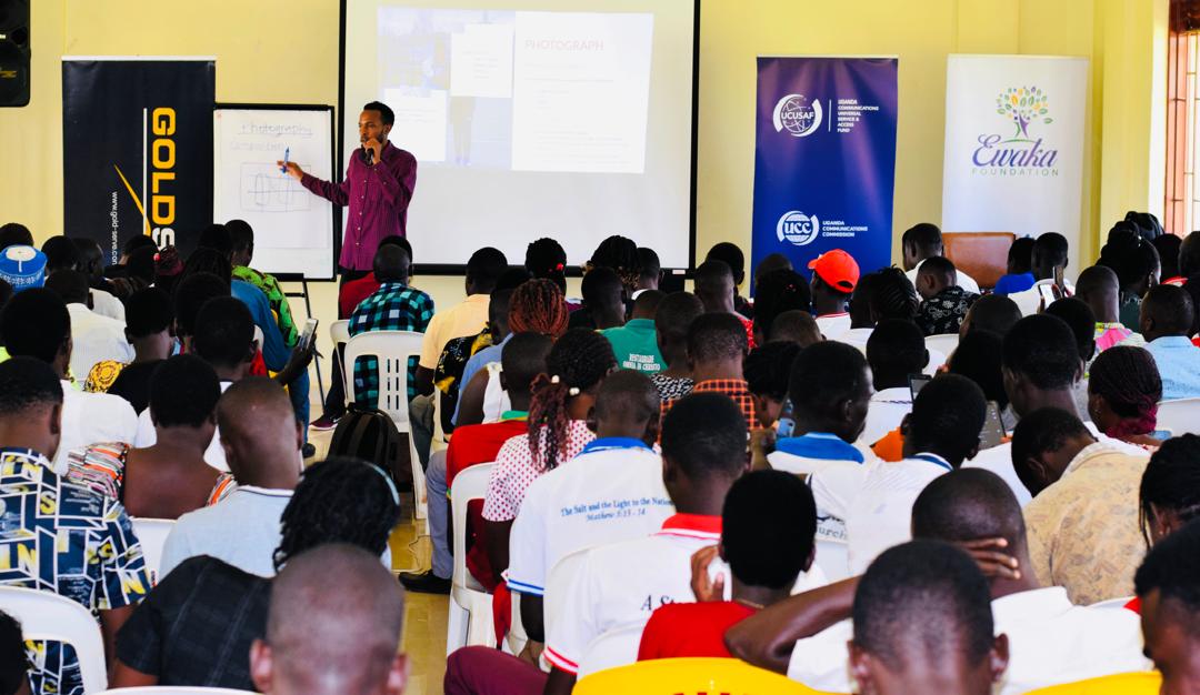 Mr. Jesse Rwehobuganzi led one of the afternoon sessions where he took participants through photography and its concepts @UCC_Official @GoldServe_ #ICTMultimediaTraining #EwakaFoundation
