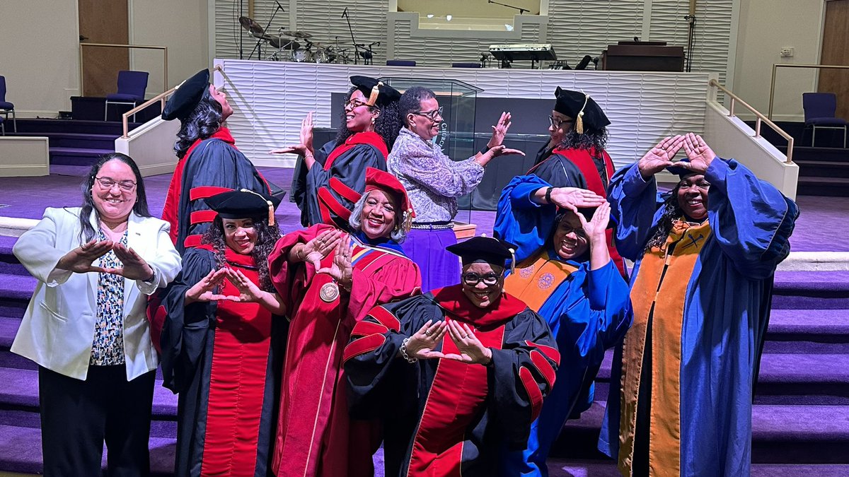 drgmstewart's tweet photo. Representing D9! #HoodingCeremony #WomanistPreachingCohort #PreachRegardless https://t.co/35fBzt7H4F