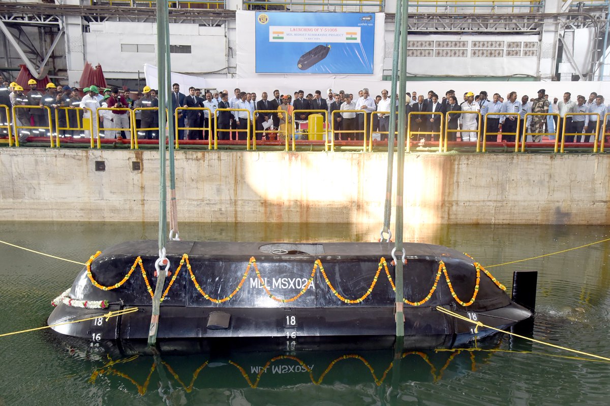 Midget submarine prototype 'Arowana' unveiled today by @MazagonDockLtd. Also announces it is working on design & development of a full-scale indigenous conventional submarine aimed for 2028.