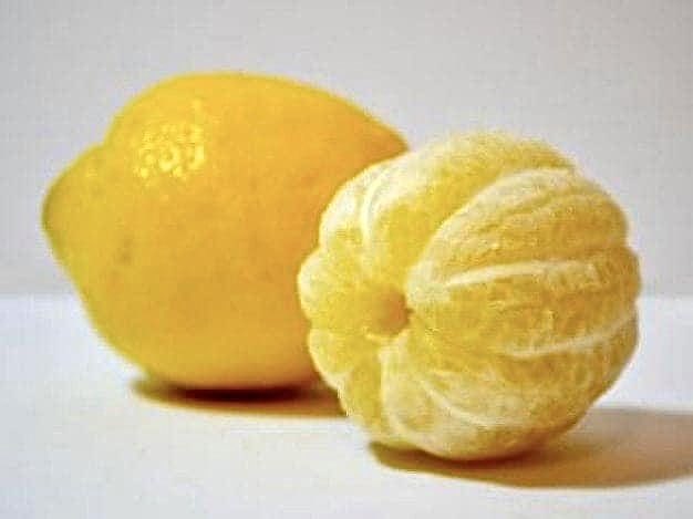 This is what a peeled lemon looks like. I bet you’ve always cut yours with a knife. 🍋
• 
•
#FoodFacts  #lemon #FoodSanity #whoknew #foodie #citrus #organic #fruitlover #toyourgoodhealthradio #lemonlover #hacks #kitchenhacks
