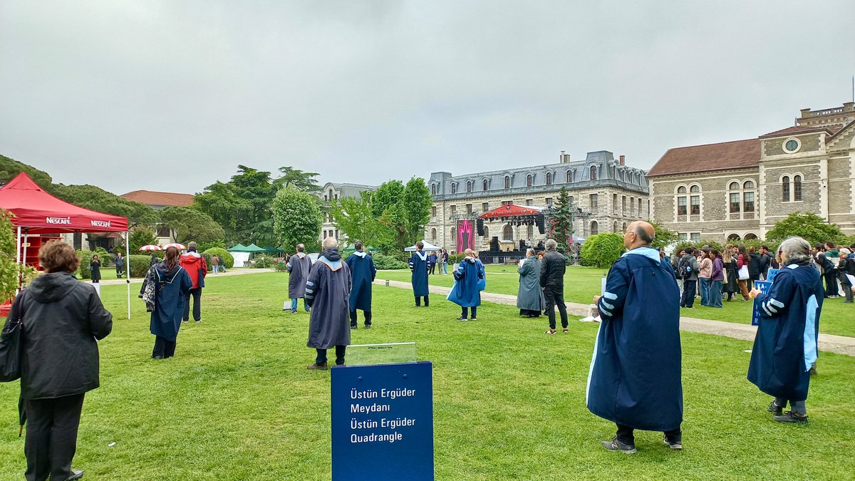 'Boğaziçi Üniversitesi’nin muhteşem kampüsü, baharın gelişiyle birlikte adeta bir cennet bahçesine dönüştü. Rengarenk ağaçlar, mavinin en güzel tonlarına boyanmış deniz manzarası ve tarihi yapıların görkemiyle bezeli kampüs...'