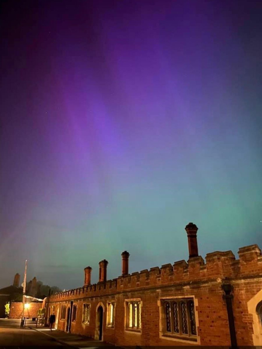 The Northern Lights over Hampton Court Palace 😍 Look at this amazing shot captured by a member of our security team ✨ Did you catch the Northern Lights over any of our palaces? 👀