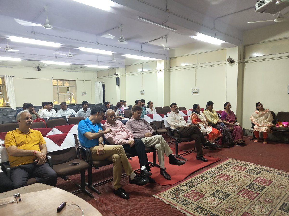 physicslkouniv's tweet photo. Prof. Pankaj Mathur delivered an exciting lecture on 'A brief introduction to wavelet transformation...........' during Light_Festival in the Department of Physics. @profalokkumar @lkouniv @dswlkouniv @luupdate_ https://t.co/uX9cfh4PRo