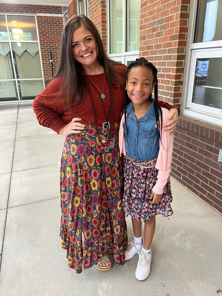 Third grade Twin Tuesday with Mrs. Gipaya at the Primary School 🖍️🎨@WoodwardAcademy #twintuesday #artteacher