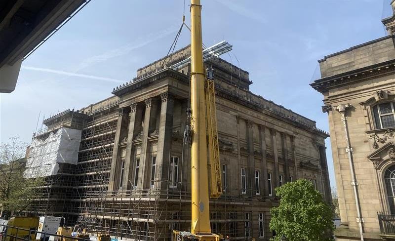 Look up! 👀 🖼 The @HarrisPreston is marking another major milestone in the museum's regen project. A crane operation is underway to install Air Handling Units + roof gantries onto The Harris roof. Read more about the units & gantries here 👉 investprestoncity.co.uk/Business-News/…