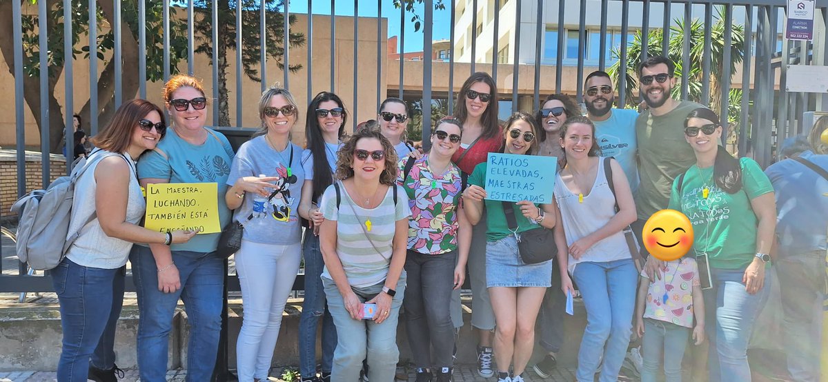 Nuestro ciclo de infantil, maestros de primaria y parte del equipo directivo hemos ido a manifestarnos. ¡Que bajéis la ratio, ya!