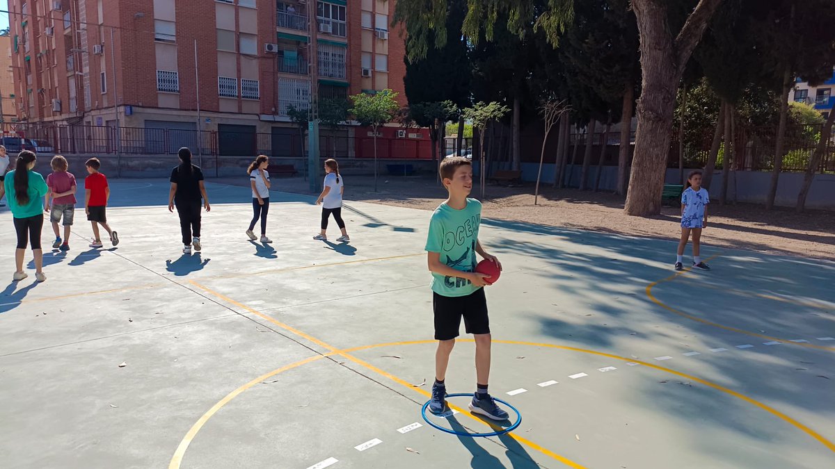 santiagomayor12's tweet photo. Nuestros alumnos han disfrutado de una fantástica convivencia con los alumnos del CEIP San Pío X dentro de la actividad 'ENCUENTROS DEPORTIVOS SALUDABLES'. Salud, deporte y nuevas amistades en el cole!!⛹️🤸🏽🏃🏼‍♀️
#MasQueUnCole https://t.co/VtHjujBbNc