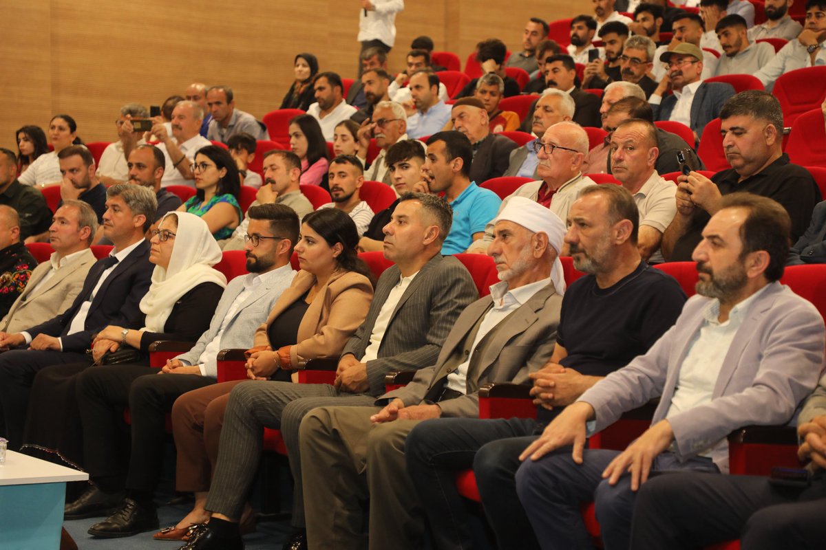 ...'Ez qalkirina xemên dil bikim çîrok, Bikim efsane Zînê û Memê jî bikim destik Bikim behane Dengê stranê yê wisa ji perdeyê derînim Zînê û Memê ji nû ve sax bikim, Vejînim'... Ji bo her tiştî gelek spas Cizîra Bota.