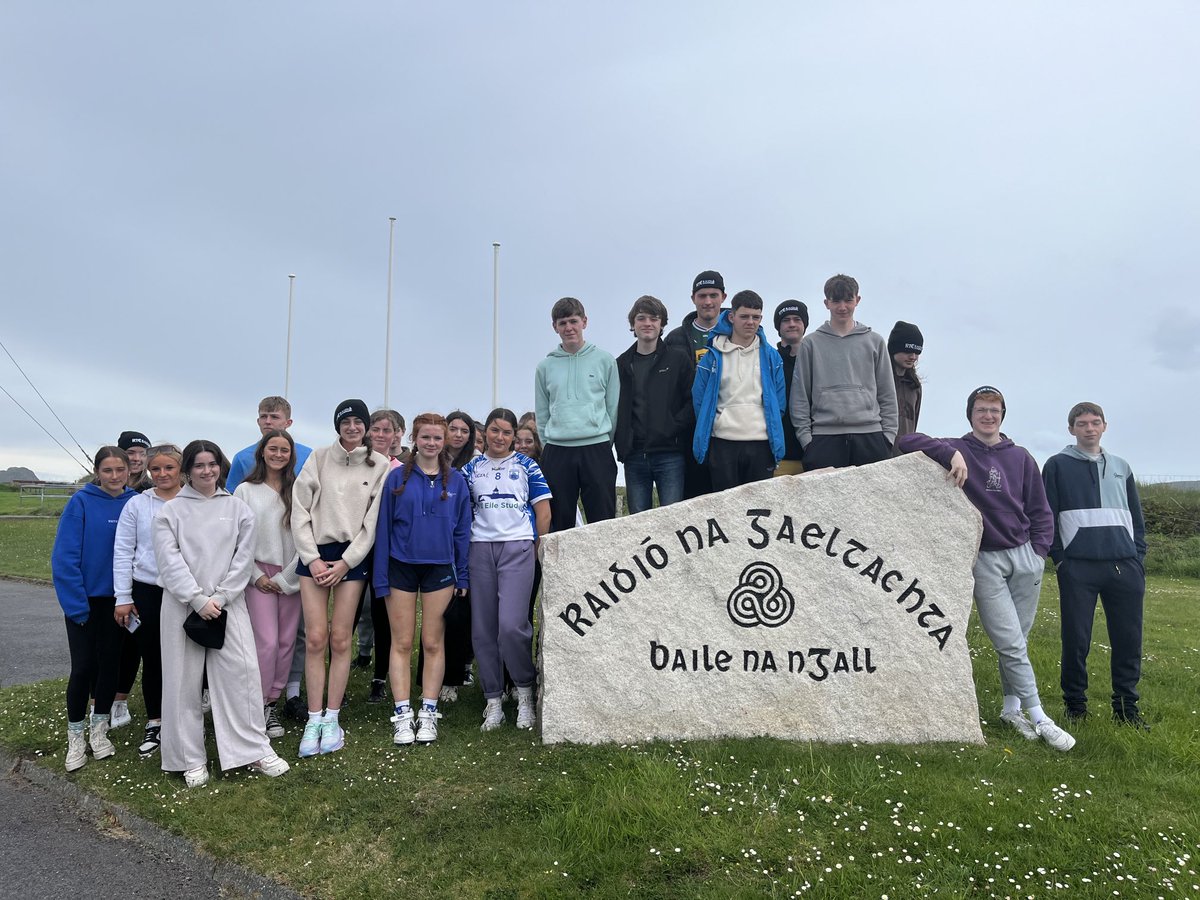 Lán bus de scoláirí ó Ghaeltacht na nDéise gafa chughainn inniu. Fáilte is fiche rompu.