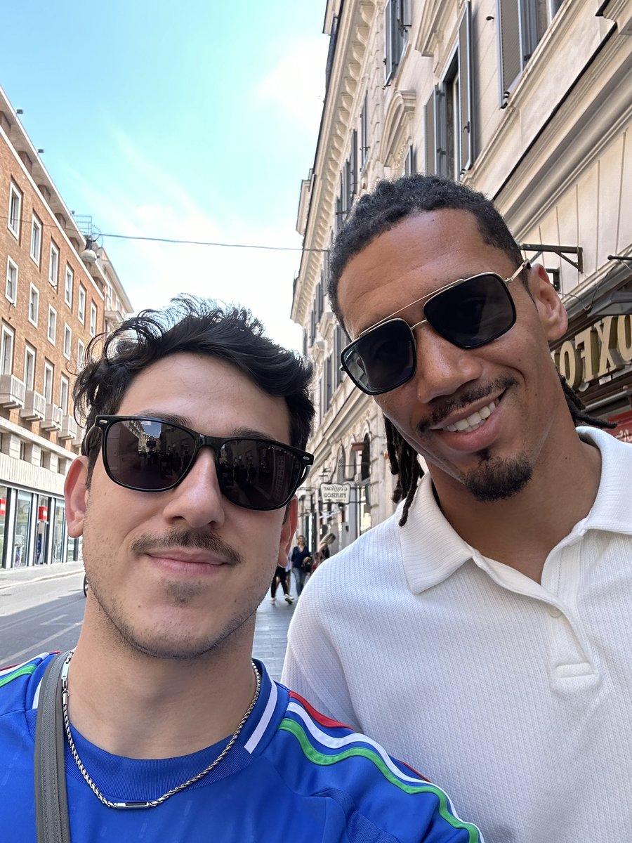 Met Chris Smalling while shopping on Via Del Corso in Rome! Nice guy💪 Cheers! #Smaldini #ASRoma @ChrisSmalling 🏴󠁧󠁢󠁥󠁮󠁧󠁿🇮🇹