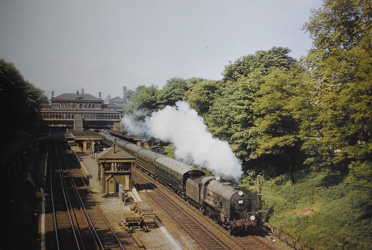 Schools class 4-4-0 30936 'Cranleigh' passes through Denmark Hill with a relief Ramsgate train.
Date: 16th May 1959
📷 Photo by R.C Riley
#steamlocomotive #1950s #BritishRailways