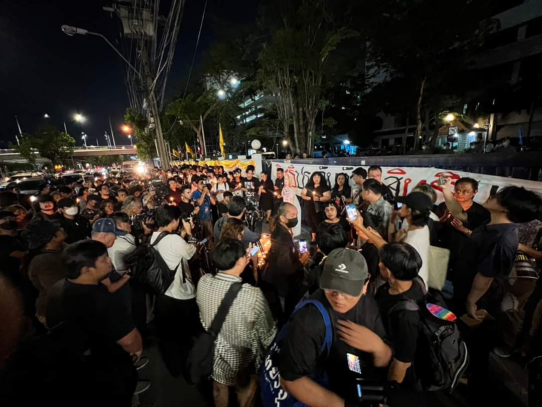 BREAKING: Monarchy-reformists hold an impromptu vigil outside the Criminal Court Tues evening following the death of lese majeste detainee Netiporn 'Bung' Thaluwang earlier today. #Thailand #whatshappeningThailand #LM #ม112 #บุ้งทะลุวัง