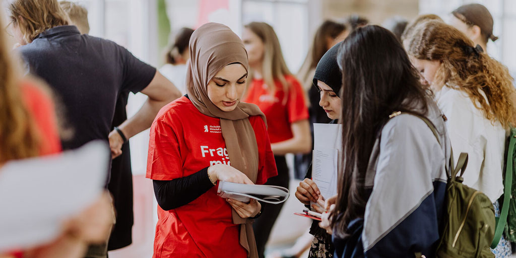 “Student Information Days 2024“: Partly at the end of May, but mainly from June 10 to 14, the universities and colleges of #BrainCityBerlin will provide insights into degree programs and life on campus. Find an overview at BrainCity.Berlin/Stories © HWR Berlin/Lukas Schramm