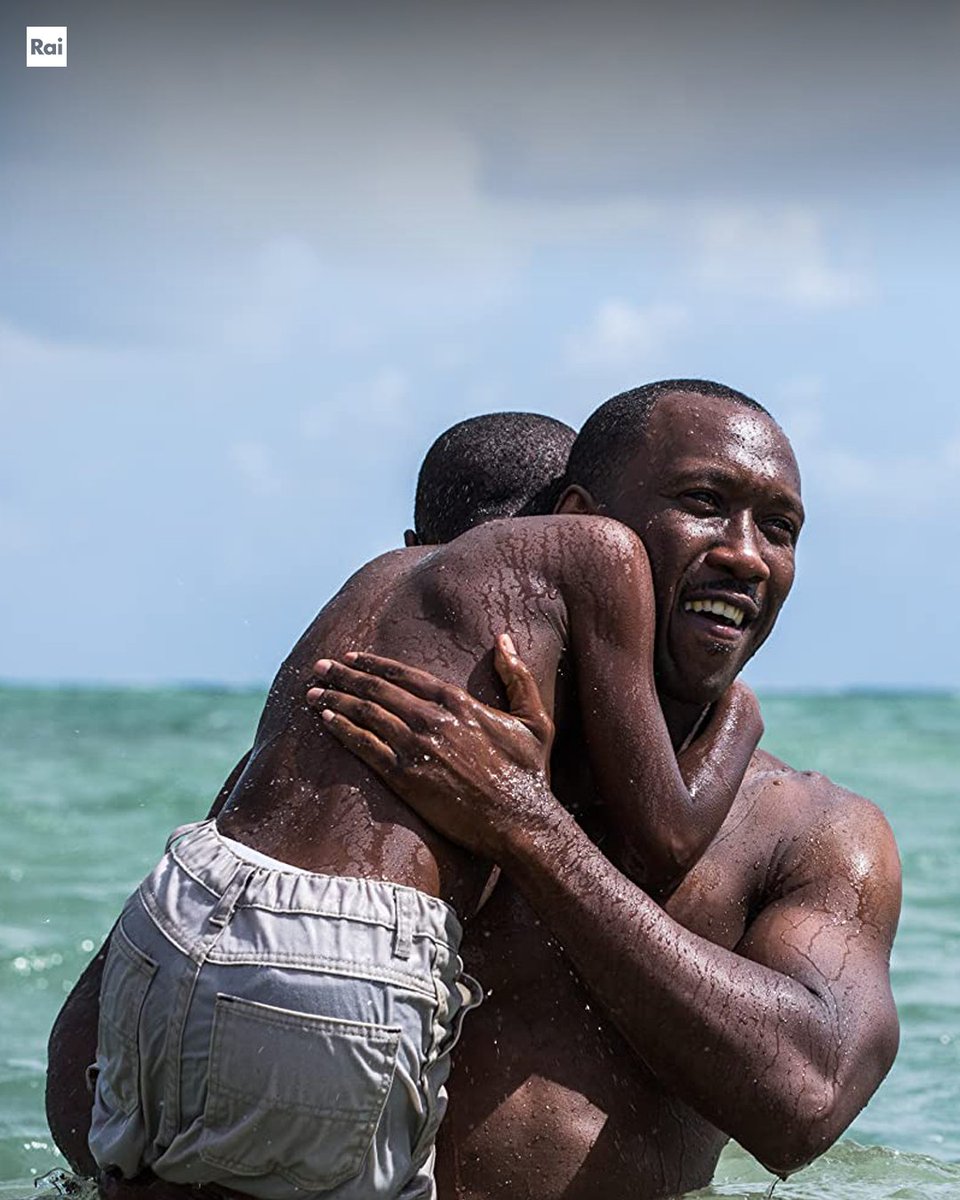 Alle 21.15 'Moonlight - Tre storie di una vita' di Barry Jenkins con Alex R. Hibbert, Ashton Sanders, Trevante Rhodes, Mahershala Ali, Naomie Harris | La vita di Chiron, cresciuto nei sobborghi difficili di Miami, che cerca di trovare il suo posto del mondo. Tre Oscar 2017