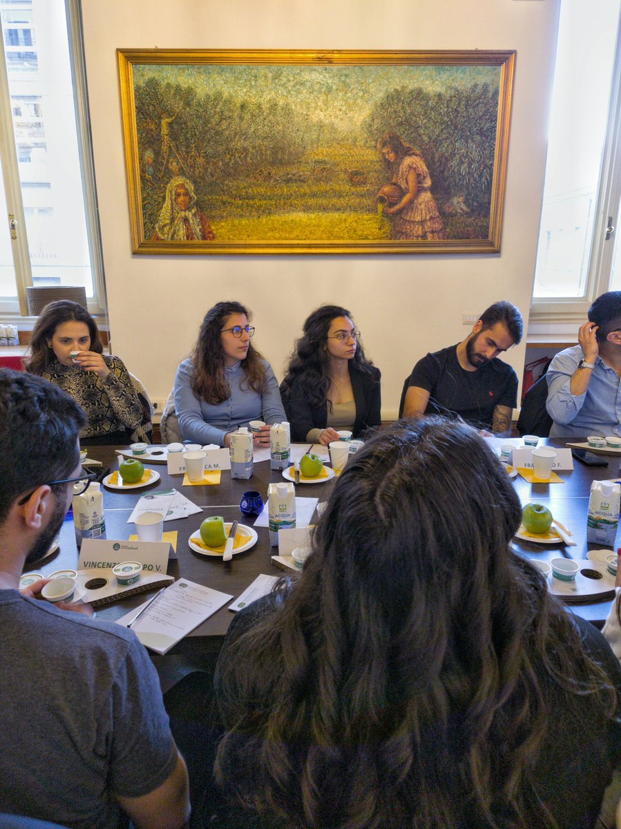 CampusBioMedico's tweet photo. Diventare esperti assaggiatori di #olio evo: l'esperienza degli studenti #STAGeF al 26° "Corso per assaggiatori di Oli di Oliva Vergini con Attestato di Idoneità Fisiologica" di Fondazione Evo School. Alcune immagini📷 https://t.co/xIU5KK9rws