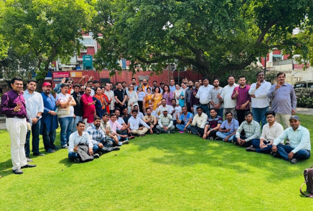 pinkikbjpchd's tweet photo. During a social media training interaction of BJP workers Sh. Sanjay Tandon ji #better outreach to VOTER'S #thier issues #AbkiBaar400Paar #HumaraSanjayTandon https://t.co/rEb3BWpC1f
