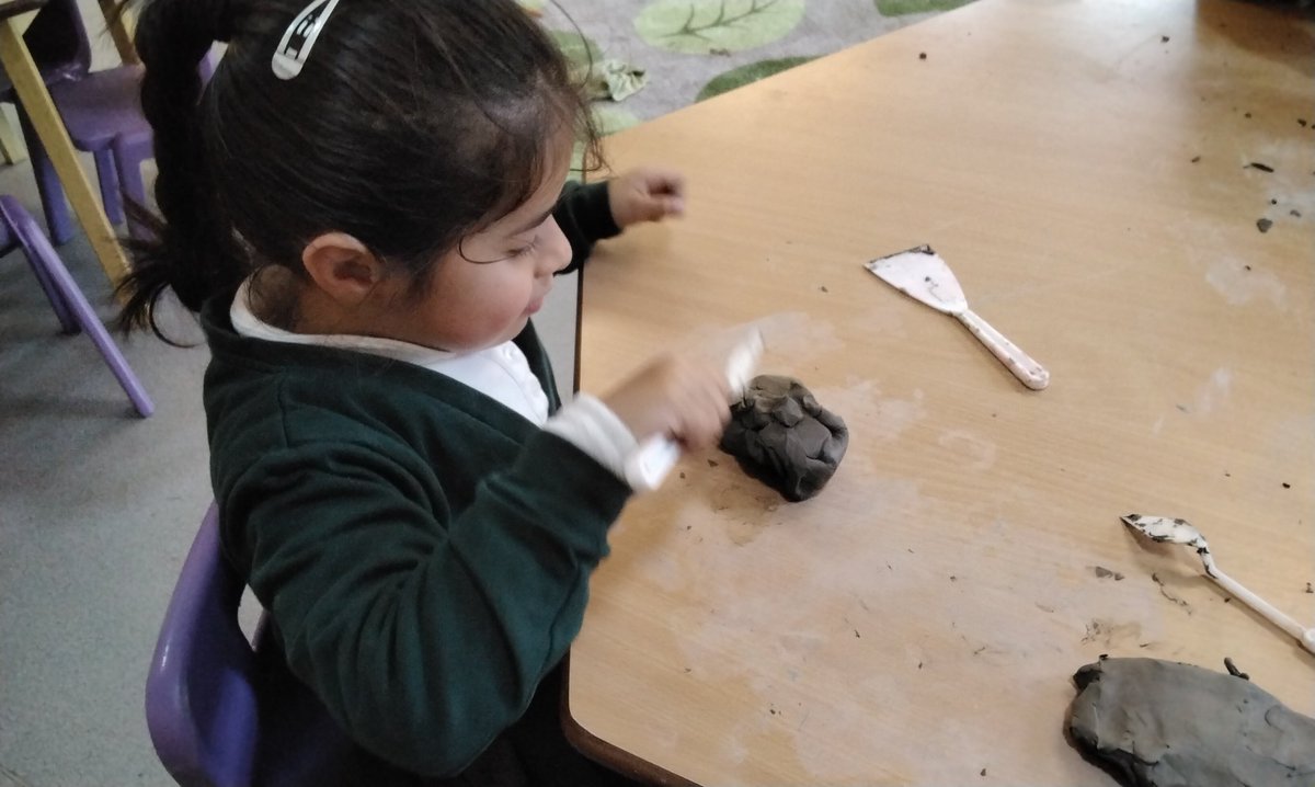 wyndclf's tweet image. A super art lesson with #WPSHoneycomb Year One children, exploring the effects of different tools on clay as a part of our Easter Island Sculptures topic #leightrustb8 #WPS #art