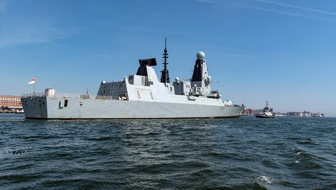 HMS Duncan seen departing Portsmouth from the deck of the Waterbus Jenny R @HMSDuncan @visitportsmouth @PHDockyard