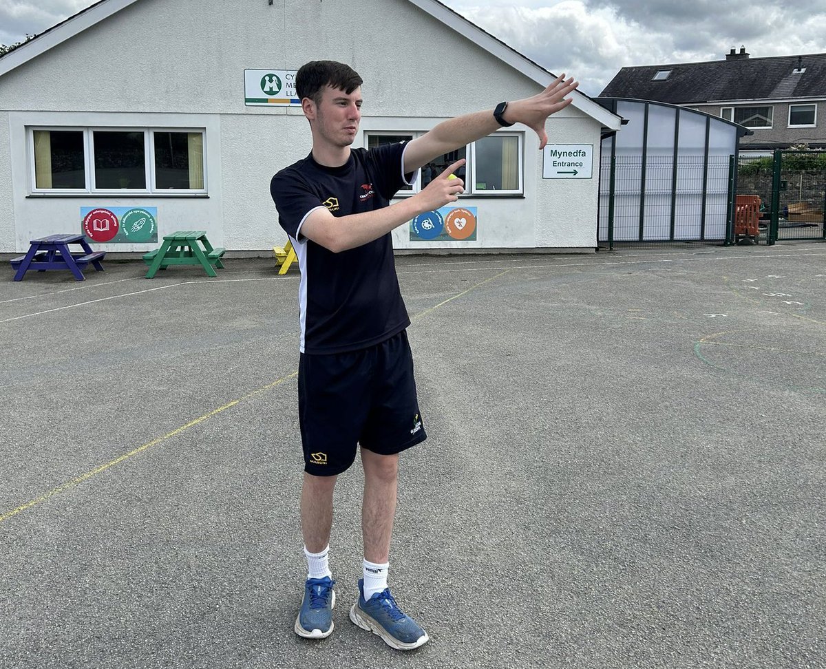 Sesiwn blasu Criced prynhawn ‘ma ar gyfer ein disgyblion Blwyddyn 5 a 6! Llwyth o hwyl a chyfle i ddatblygu sgiliau amrywiol! Diolch @lukesellers0901! 🏏🏏🏏