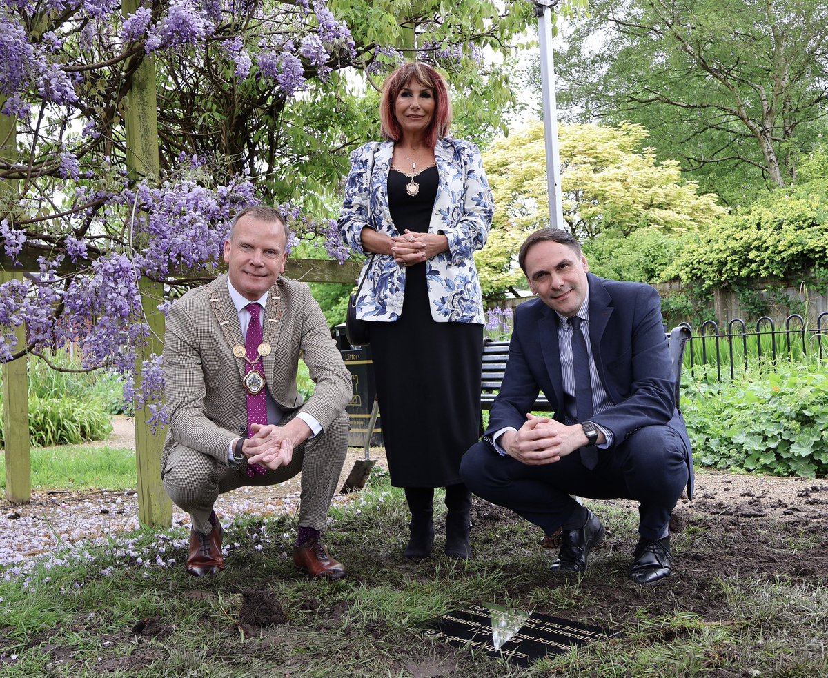 Great to join the Mayor @Simonwhite1966 & Mayoress to bury our 850 Time Capsule in Brampton Park full of memories of last year’s @NewsNBC 850th Anniversary celebration. It will be open in 2073 on the date of 900th Anniversary of the Borough ⏰