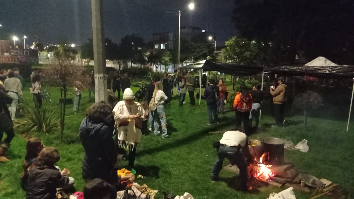 Llegaron y les talaron alrededor de 20 árboles de cinco años de edad y la comunidad del parque Santa Matilde, localidad de Puente Aranda, salió a protestar y a defender su arbolado. La empresa Central de Inversiones S.A. CISA compró el parque para hacer un edificio @ELTIEMPO