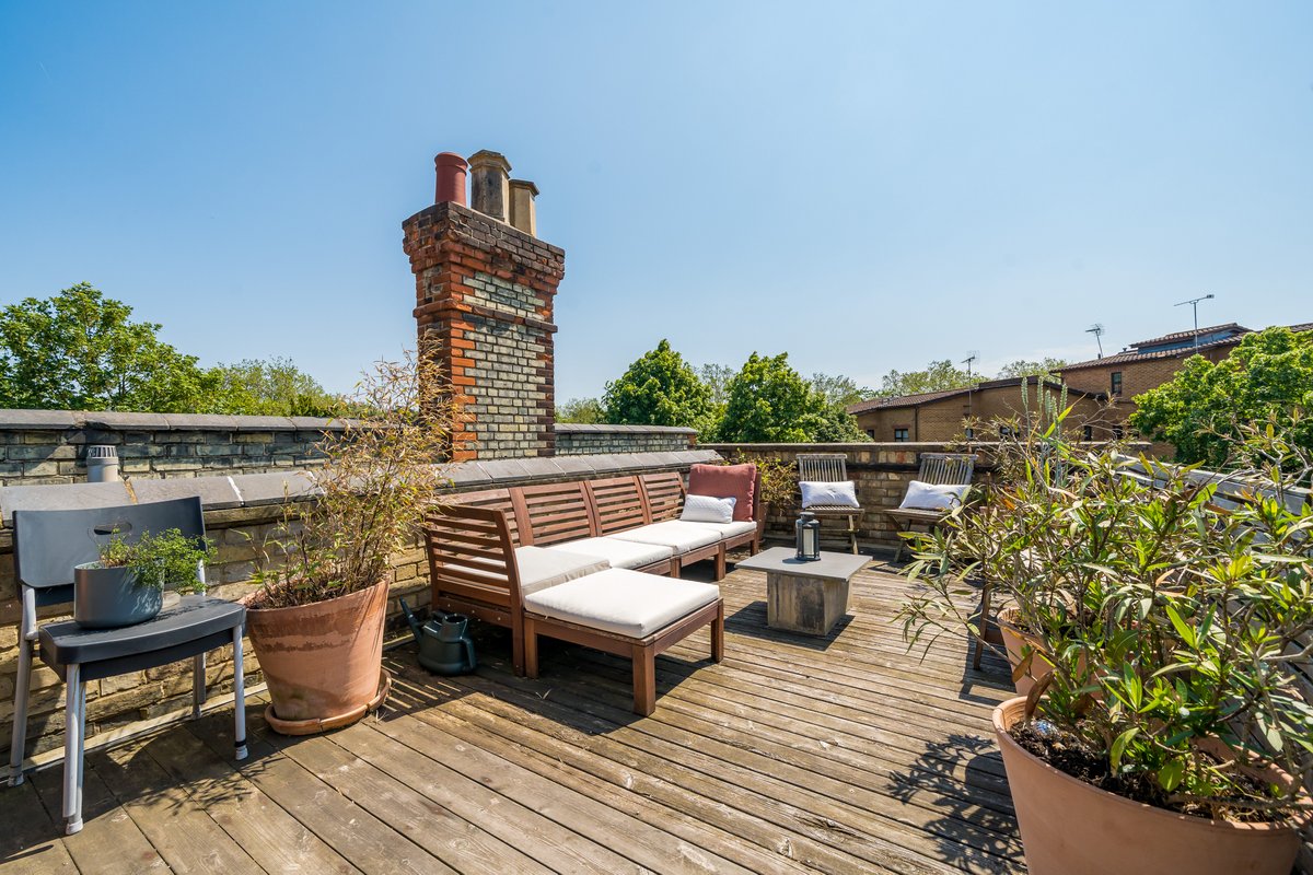 A delightful five-bedroom family home that retains original features and perfectly blends period character with contemporary living. @KFHproperty 📍How much? £1.65m 📍Where? Crouch End, London 🔗Click here to take a look at the property: onthemarket.com/details/141035…