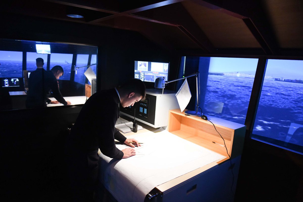 #CulturaDifesa Sai che l’#AccademiaNavale dispone di un Simulatore di Manovra di Plancia❓ Il #SIMAP viene impiegato per addestrare gli Allievi e gli Aspiranti Guardiamarina alle attività in mare. ⚓️Scopri di più sull'Accademia della #MarinaMilitare👉 bit.ly/3yraNwY