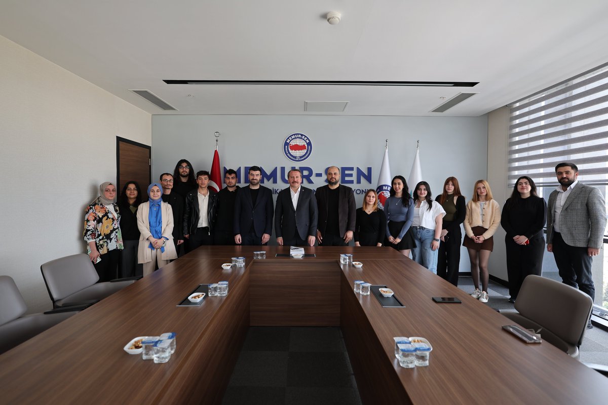 İstanbul Üniversitesi Çalışma Ekonomisi ve Endüstri İlişkileri Kulubü öğrencileri Genel Başkanımız @_aliyalcin_  'ı ziyaret etti. 

Genç Memur-Sen Genel Başkanı @mstemrebalci 'nın da hazır bulunduğu ziyarette gençlik üzerine konuşuldu. 

@gencmemursen | @ADEMgenelmerkez