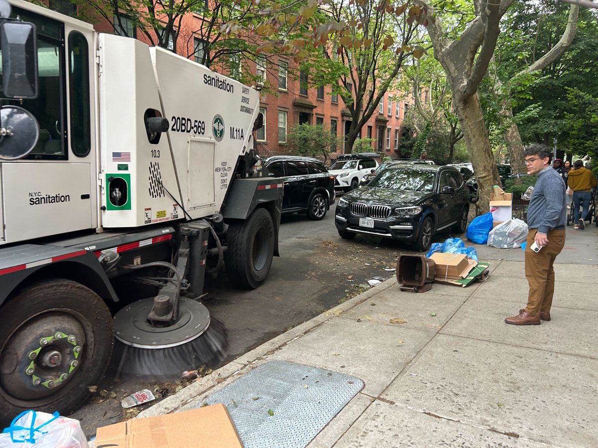 Keeping our streets clean is one of my top priorities. We organized Alternate Side Parking enforcement actions this week in Boerum Hill with @NYCSanitation and @nypdnews to ensure street sweepers are able to effectively clean our streets.