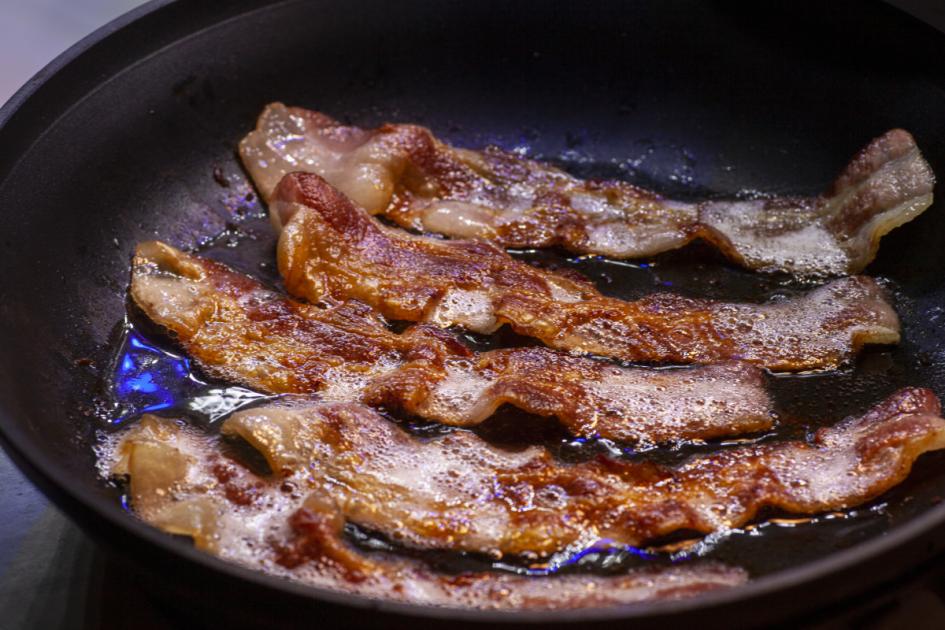 This is why you should not cook bacon in an air fryer and should use other methods like pan frying and oven cooking. dlvr.it/T6sSxh 👇 Full story