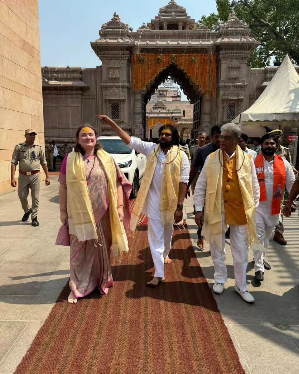 Janasena Chief @PawanKalyan attended Prime Minister #NarendraModi's nomination program in Varanasi today, followed by a visit to the Kashi Vishwanath Temple for worship.

#PawanKalyan #Jansena #SillyMonksTollywood