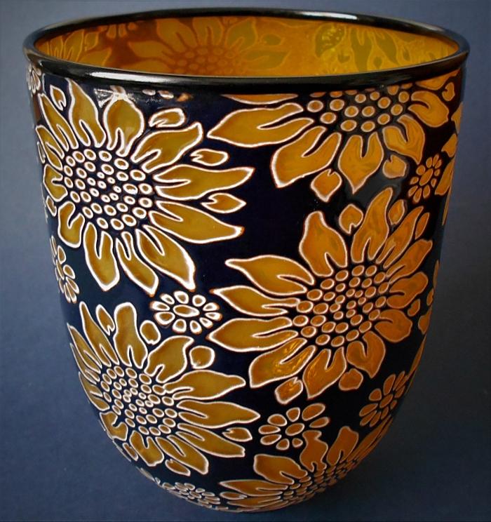 Timothy Harris Isle of Wight Studio Glass Graal
Yellow and Black Tall Floral Bowl
#glass #art #StratfordonAvon
bwthornton.co.uk/ise-of-wight-s…