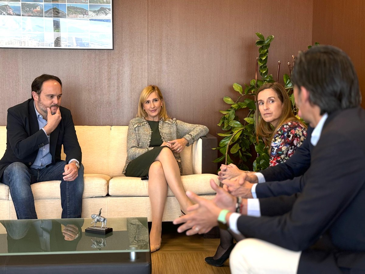GVAMediAmbient's tweet photo. ♻️@salomepradas destaca l'augment del reciclatge en la Comunitat Valenciana i aposta “continuar batent rècords” amb projectes pioners com a ‘Reciclos’

🤝La consellera se ha reunido con la dirección de @ecoembes, a los que ha agradecido su trabajo

https://t.co/aEvSYw1KPl https://t.co/r5ayD0AvA8