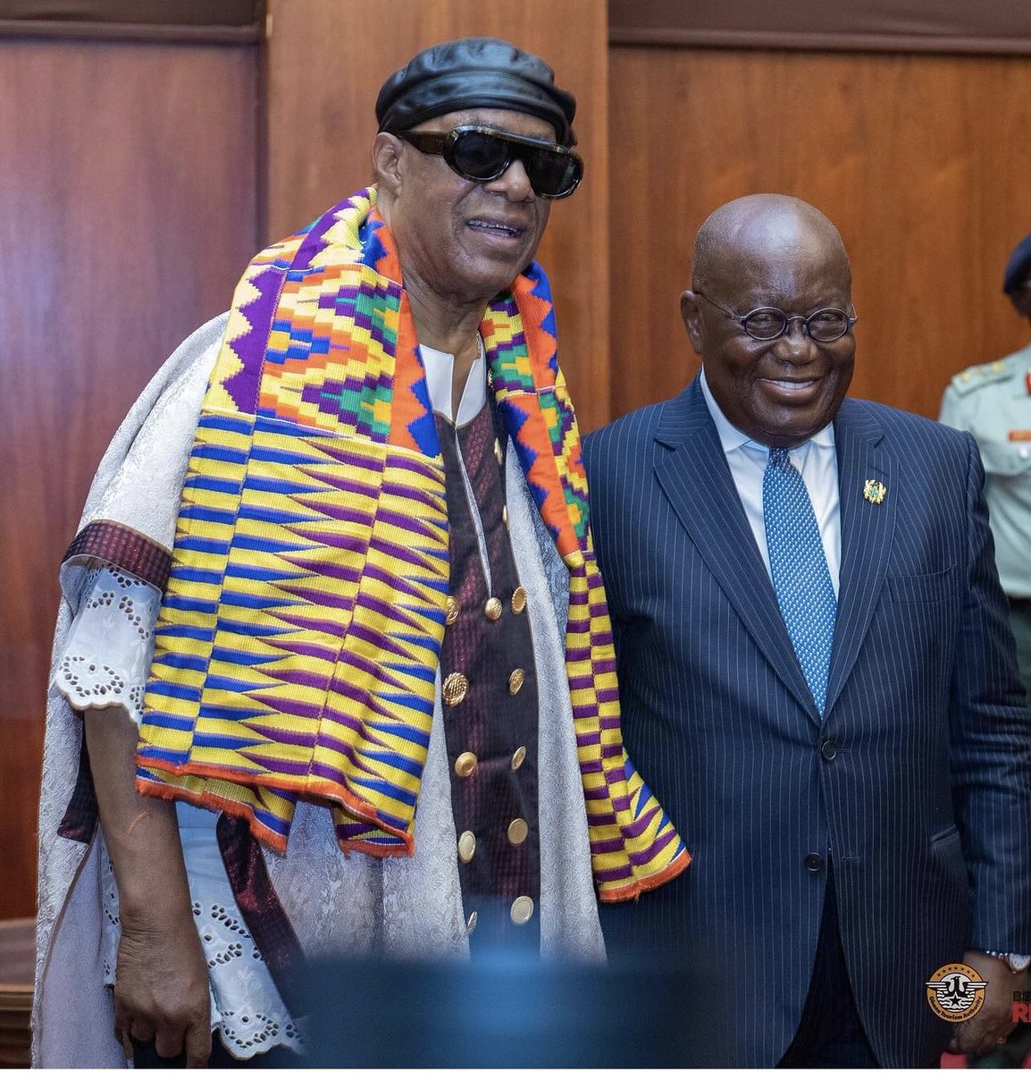 Africa, the place to be! Stevie Wonder a officiellement acquis la nationalité ghanéenne. Qui comme moi se prépare à aller demander la nationalité d’un ou plusieurs pays de l’AES? 😂 Les rageurs, attention à l’AVC… #LaChevalièreDeNiamey